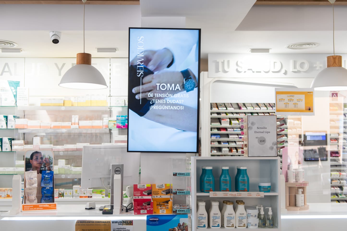 Instalación de pantalla en farmacia