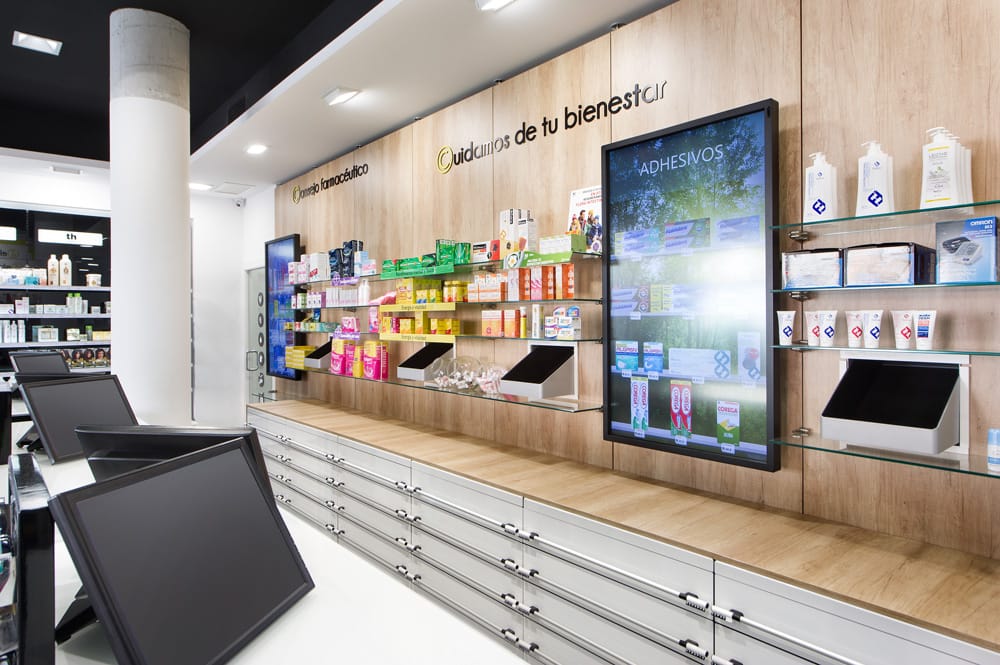 Instalación de pantalla en tienda